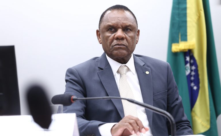 Comissão aprova piso salarial nacional de R$ 4 mil para intérprete de Libras