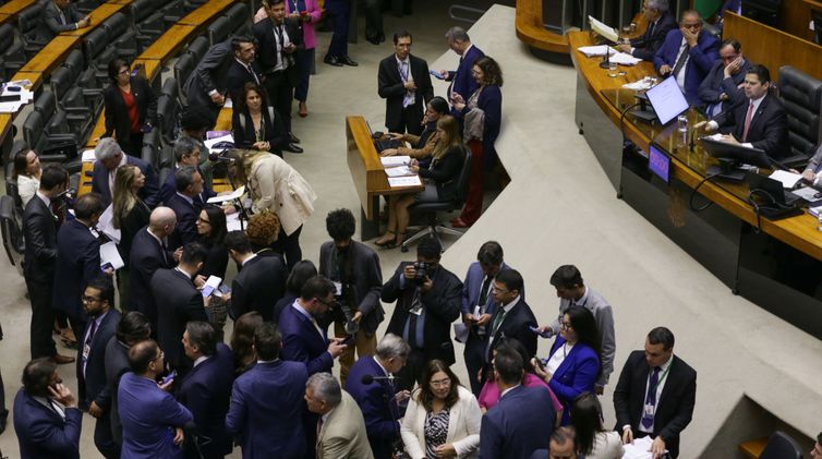 Congresso aprova usar emendas para salários de profissionais da saúde
