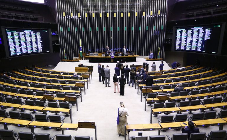 Deputados analisam projeto que aumenta pena para abandono de idoso ou pessoa com deficiência; acompanhe