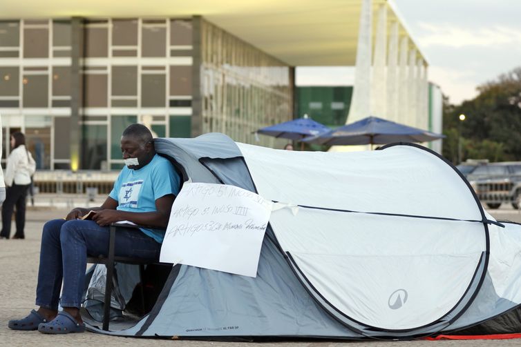 Após ordem de Moraes, deputado aliado de Bolsonaro deixa acampamento