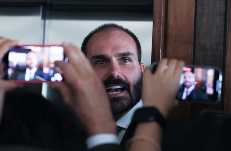 Eduardo Bolsonaro diz que não vai renunciar ao mandato de deputado 