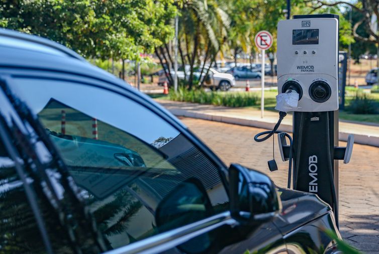 Montadoras apoiam decisão que limita importação de carros elétricos