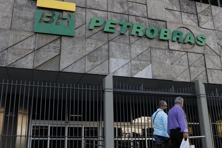 PF vai investigar empresas que não repassam redução dos combustíveis