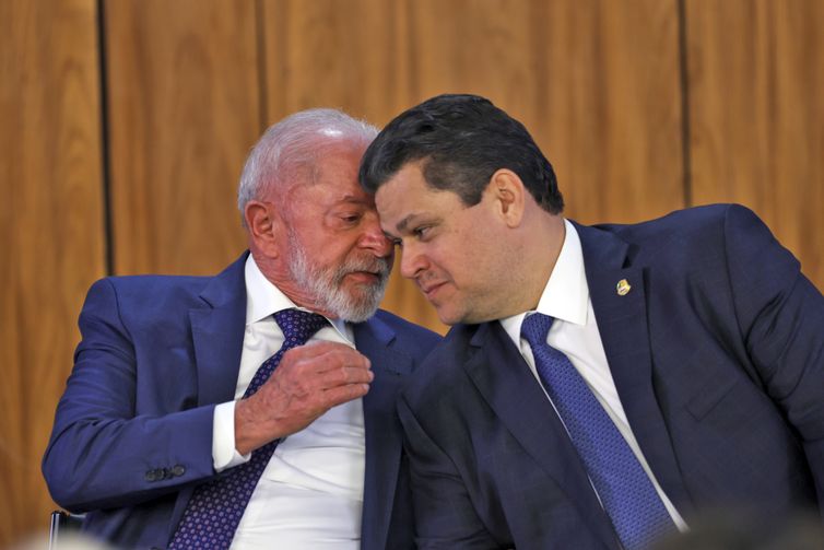 A bola está com o Congresso, diz Lula sobre pacote contra tarifaço