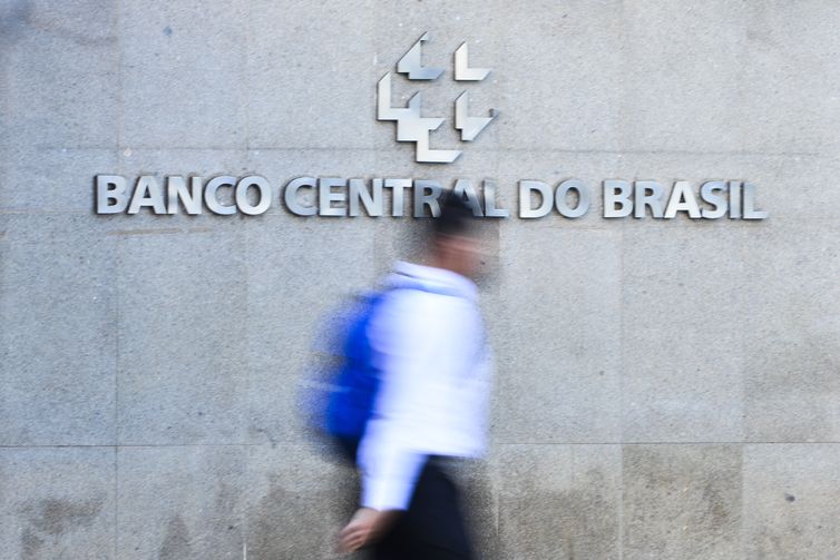 BC acompanha tarifaço e vê juro alto por tempo “bastante prolongado”