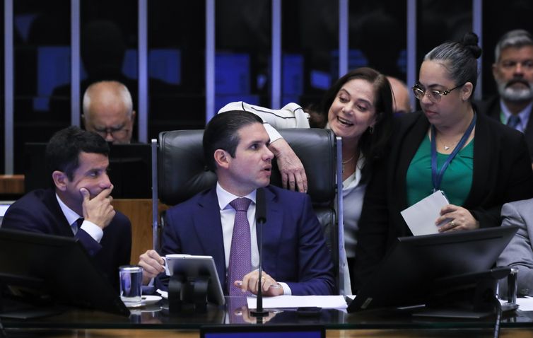 Câmara aprova urgência para isenção do IR de quem ganha até R$ 5 mil