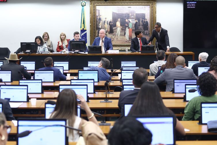 CCJ aprova aumento de pena para aliciamento de crianças na internet