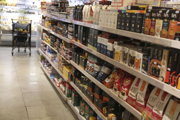 Consumo em supermercados cresceu 4% em julho, aponta Abras