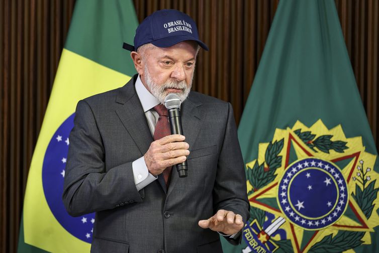 Lula defende regulação de big techs durante reunião ministerial 