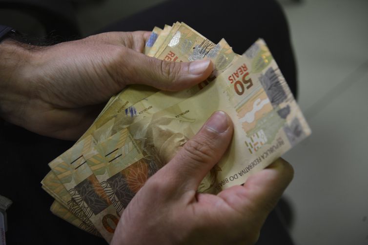 Proposta do Orçamento de 2026 prevê salário mínimo de R$ 1.631