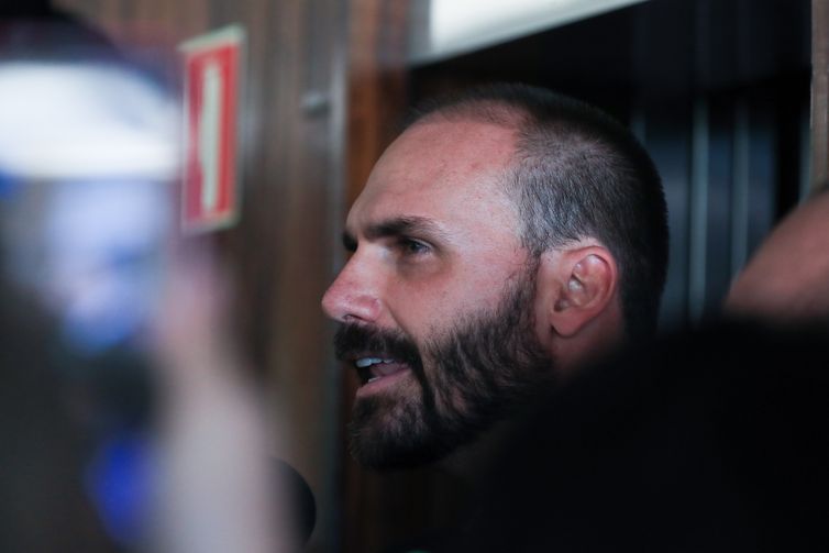 TCU recomenda que Câmara investigue gastos de Eduardo Bolsonaro