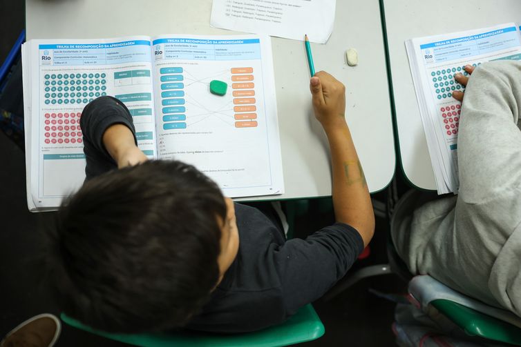 Vagas na área de educação fazem o desemprego ser o menor já registrado