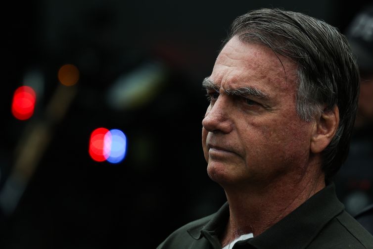 Bolsonaro teve pré-síncope, vômitos e queda de pressão, diz defesa