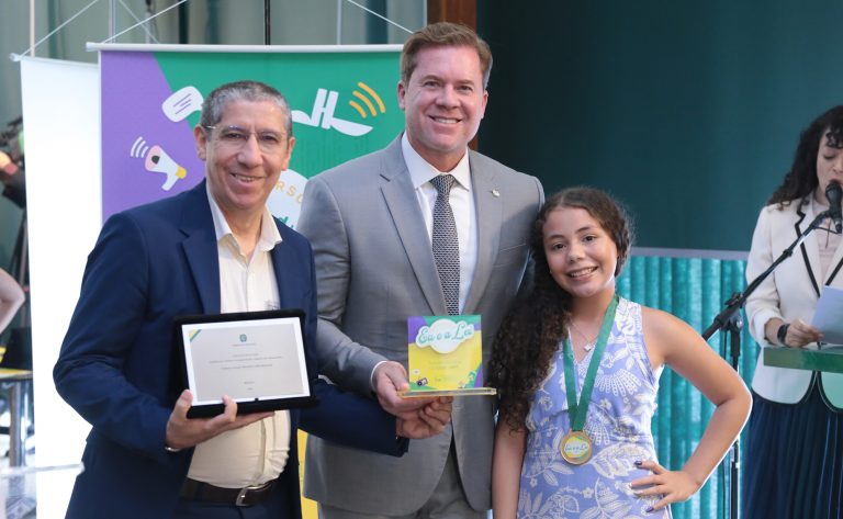 Câmara premia crianças e adolescentes vencedores do concurso “Eu e a Lei” com foco no direito à informação