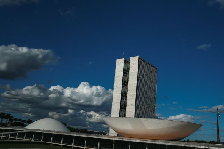 CCJ do Senado aprova relatório que regulamenta reforma tributária