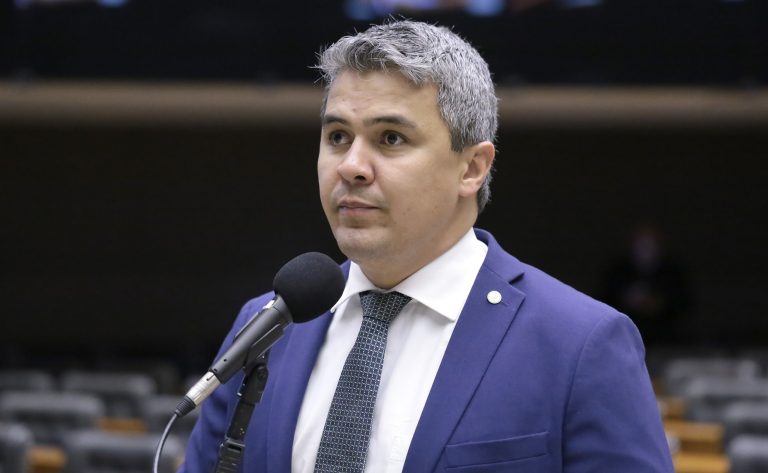 Comissão aprova fala sobre Santos Dumont em voos domésticos em outubro