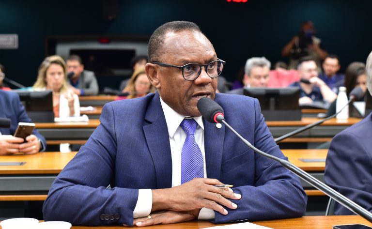 Comissão aprova isenção do pagamento de anuidade a conselhos para profissionais com doenças graves