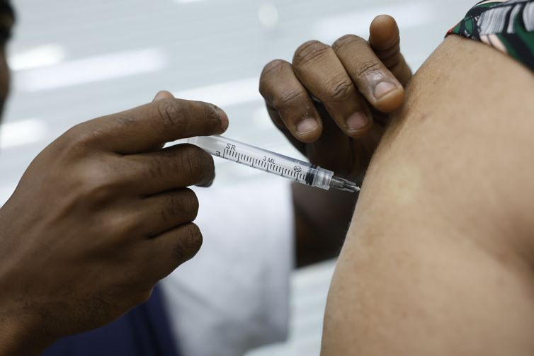 Internação por Influenza A e Covid cresce no Distrito Federal e Goiás