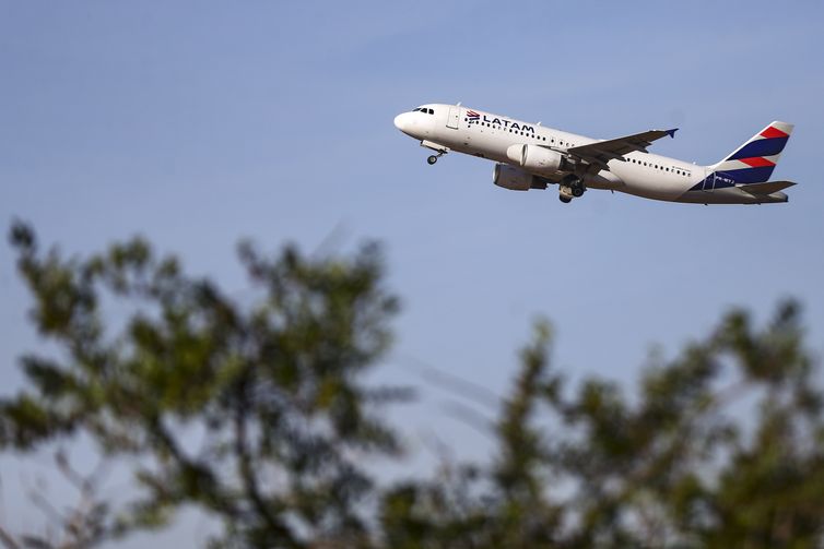 Latam anuncia compra de 24 aviões da Embraer