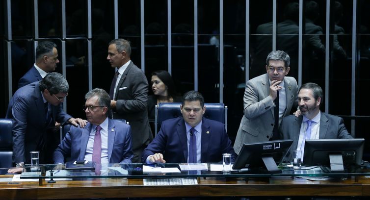 Senado aprova retirada de despesas com tarifaço do teto de gastos