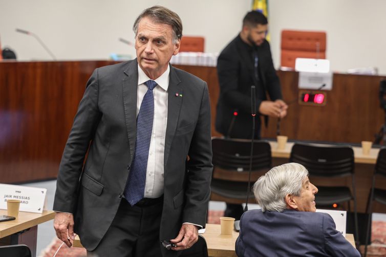 Bolsonaro pede autorização para comemorar aniversário de sua filha