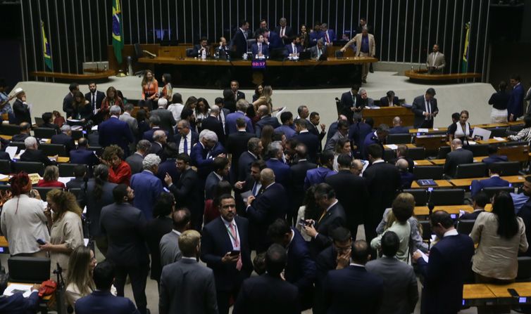 Câmara aprova isenção do IR para quem ganha até R$ 5 mil 