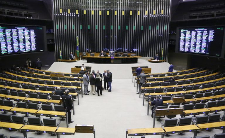 Câmara pode votar hoje projetos sobre falsificação de bebidas, pedofilia e eleições