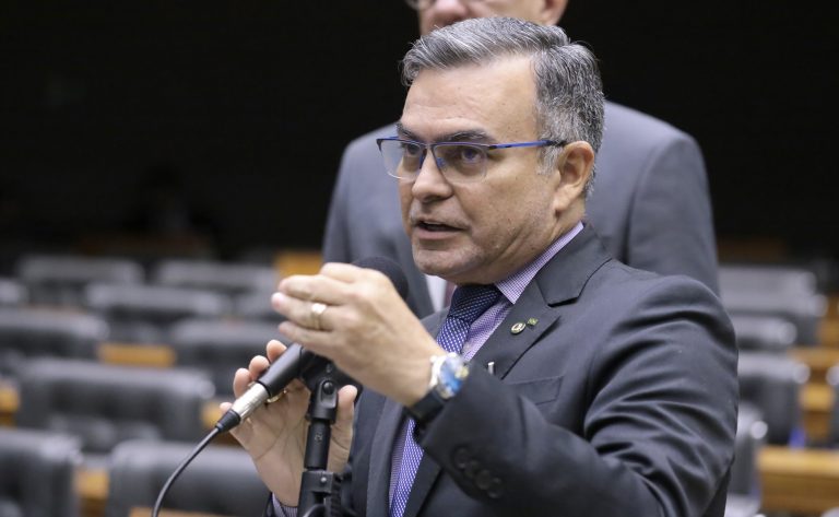 Comissão aprova condições para motorista de táxi ou de aplicativo financiar cabine blindada