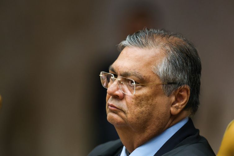 Dino vence ação contra hospital por morte de filho e doará dinheiro