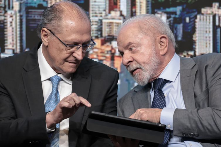 Lula anuncia programa de habitação para classe média 