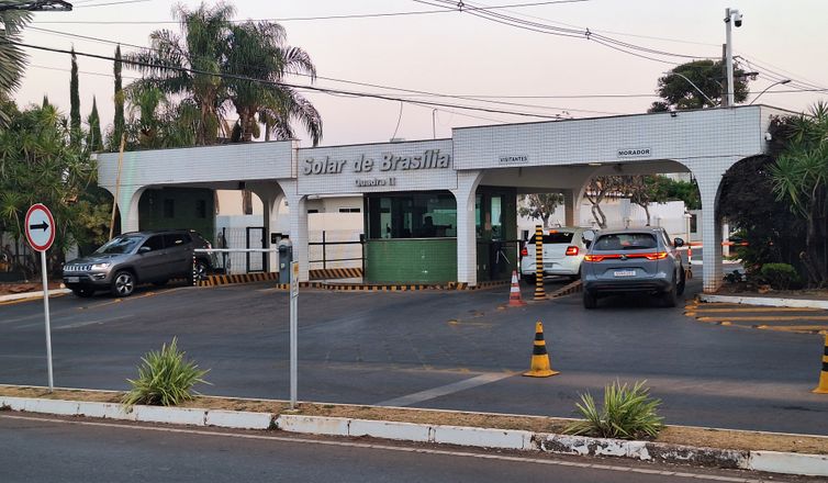 Moraes autoriza Bolsonaro a receber barbeiro em casa