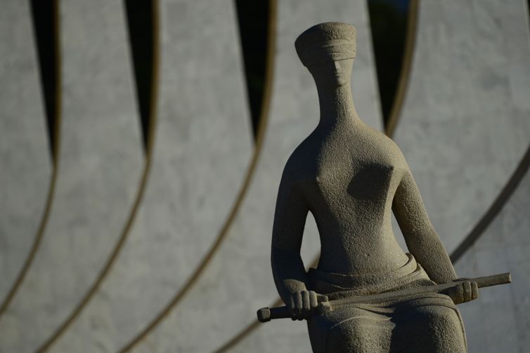 Moraes pede monitoramento diário da tornozeleira de Cid 