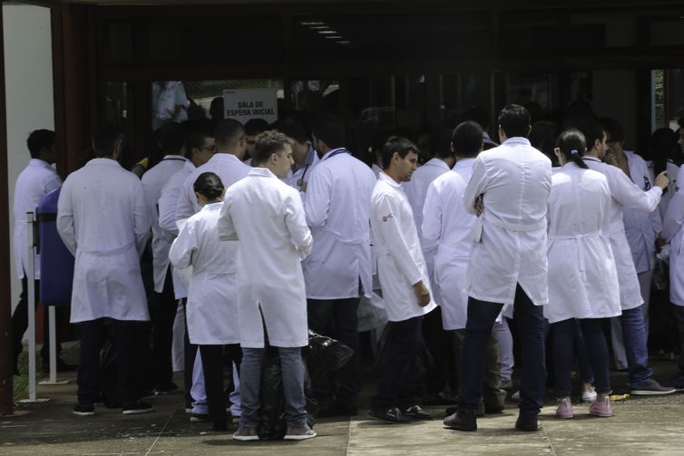 Revalida 2025/2: prazo para envio de diploma médico começa hoje