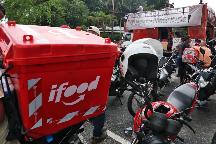 STF ouve argumentos sobre vínculo entre motoristas e aplicativos