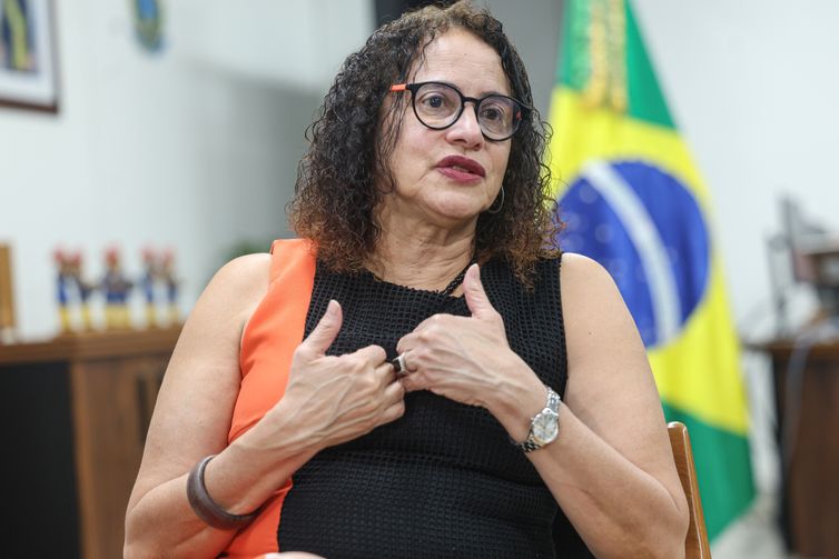 Vacina brasileira de covid ajuda a combater negacionismo, diz ministra