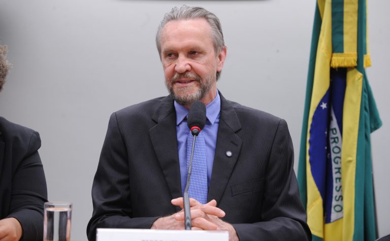 Debatedores pedem mudanças na habitação popular para evitar perda de imóvel por dívida de condomínio