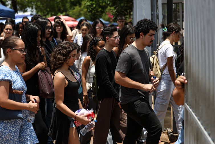 Enem: provas foram longas, mas com questões fáceis, dizem candidatos