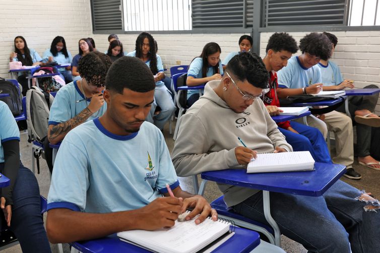 Renda e cor são determinantes para não concluir ensino médio no país