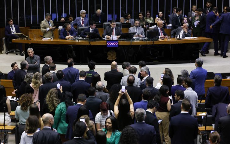 Câmara retoma trabalhos após retirada à força de Braga