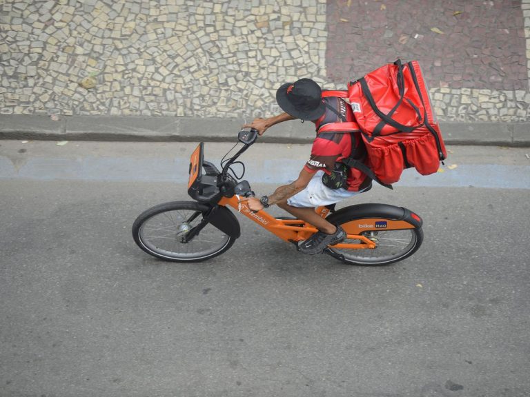 Comissão especial vota parecer sobre regulamentação do trabalho por aplicativo