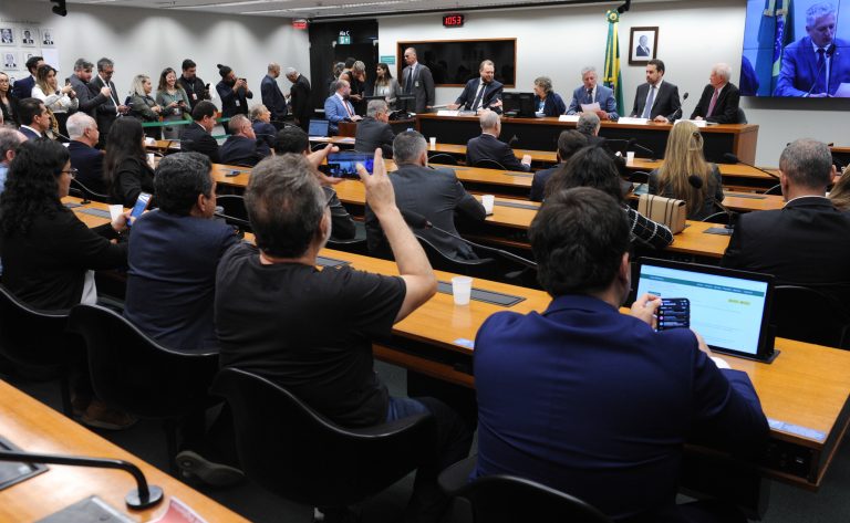 Em debate na Câmara, governo reafirma apoio ao fim gradual da escala de trabalho 6x1