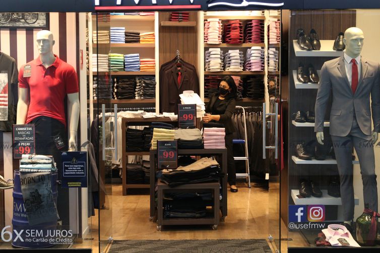 Entenda os direitos do consumidor para trocas de presentes de Natal