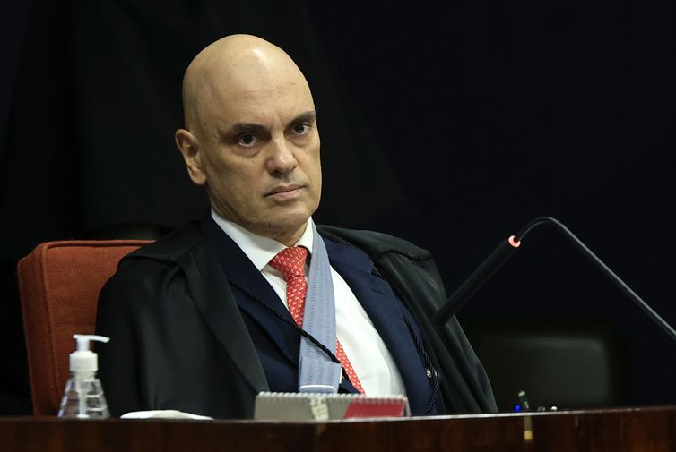 Moraes autoriza Bolsonaro a deixar a prisão para fazer cirurgia 