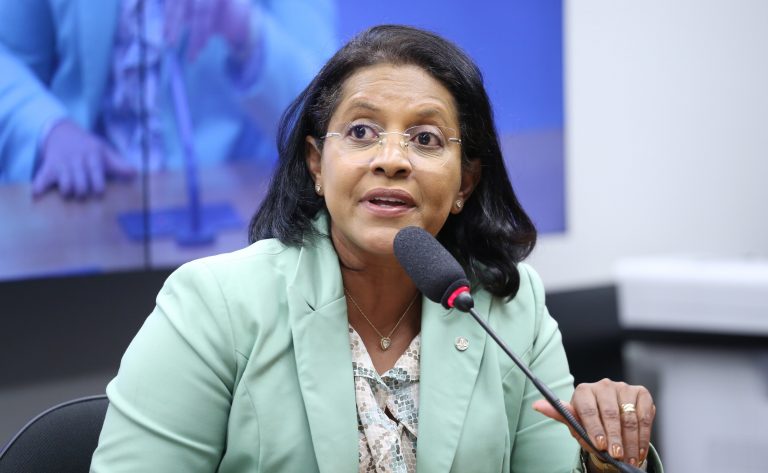 Projeto prevê autorização judicial para a concessão de crédito a menores de 18 anos