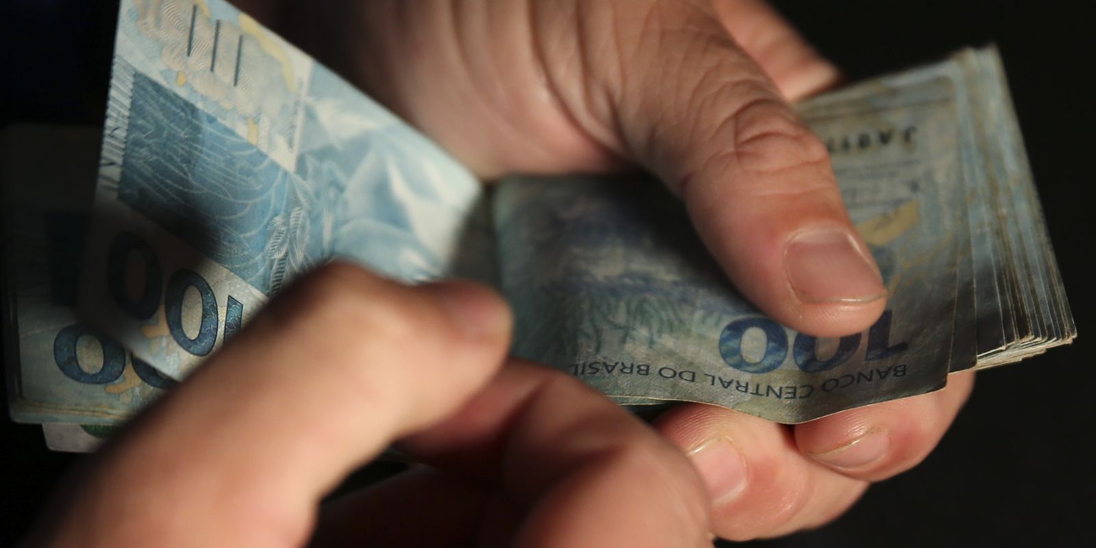 Salário médio do trabalhador amplia recorde e chega a R$ 3.722